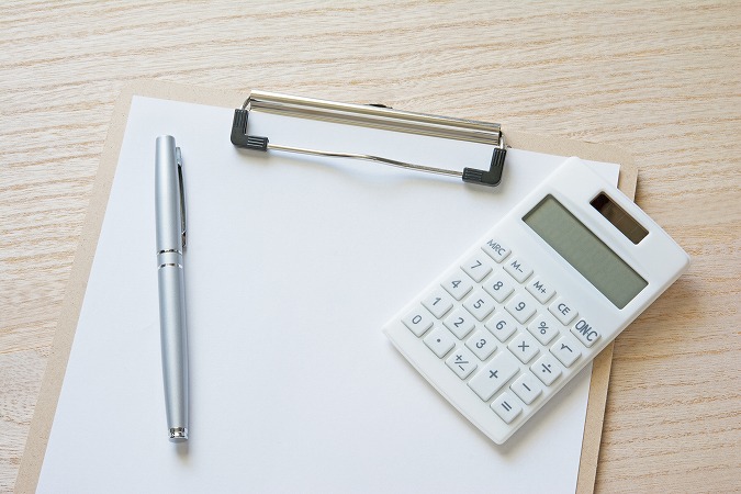 バインダーと紙とペンと見積書